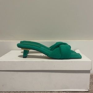 GOOD AMERICAN GREEN KICKSTAND MULES